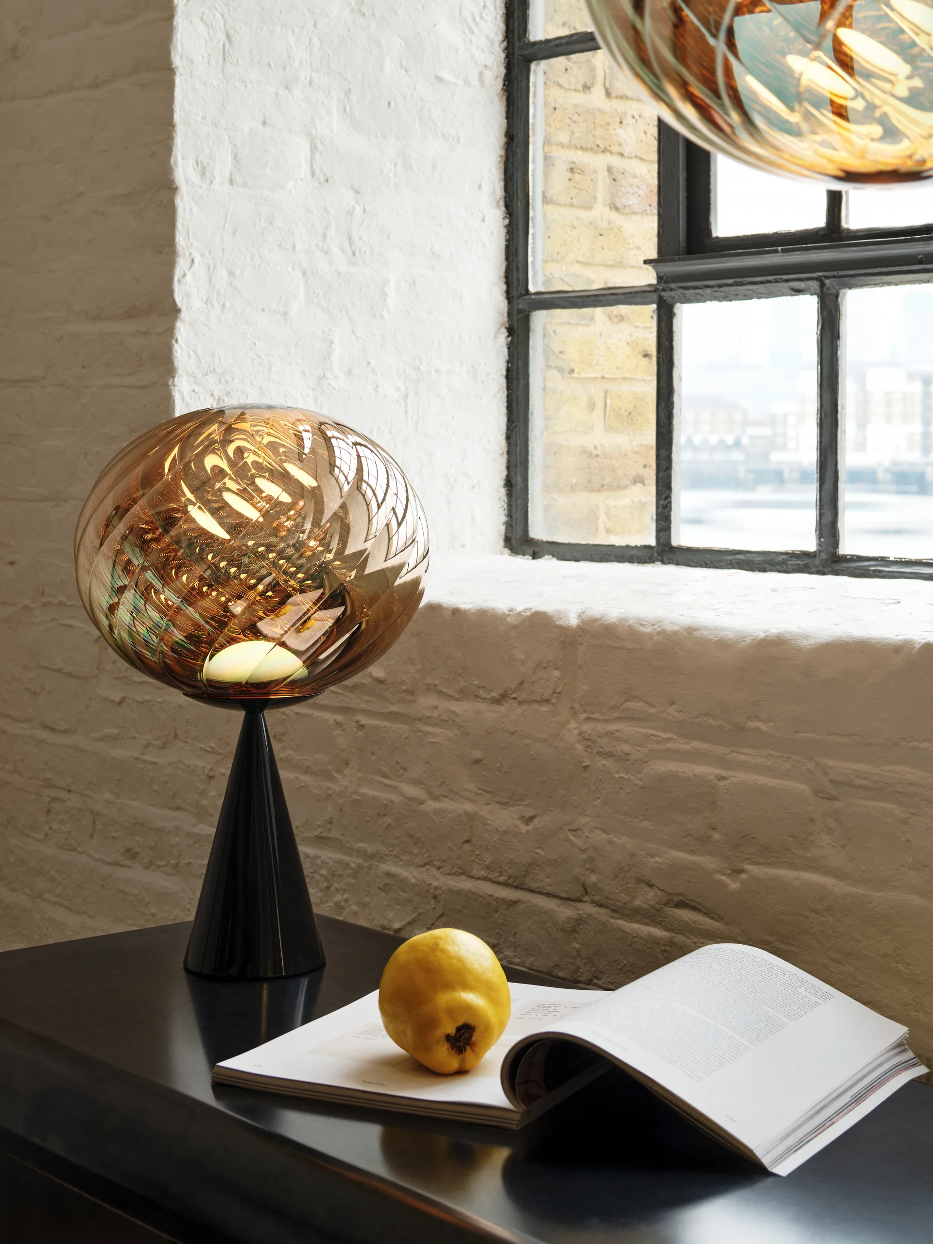 Lámpara de mesa Whirl cone fat, Dorado-negro Tom Dixon