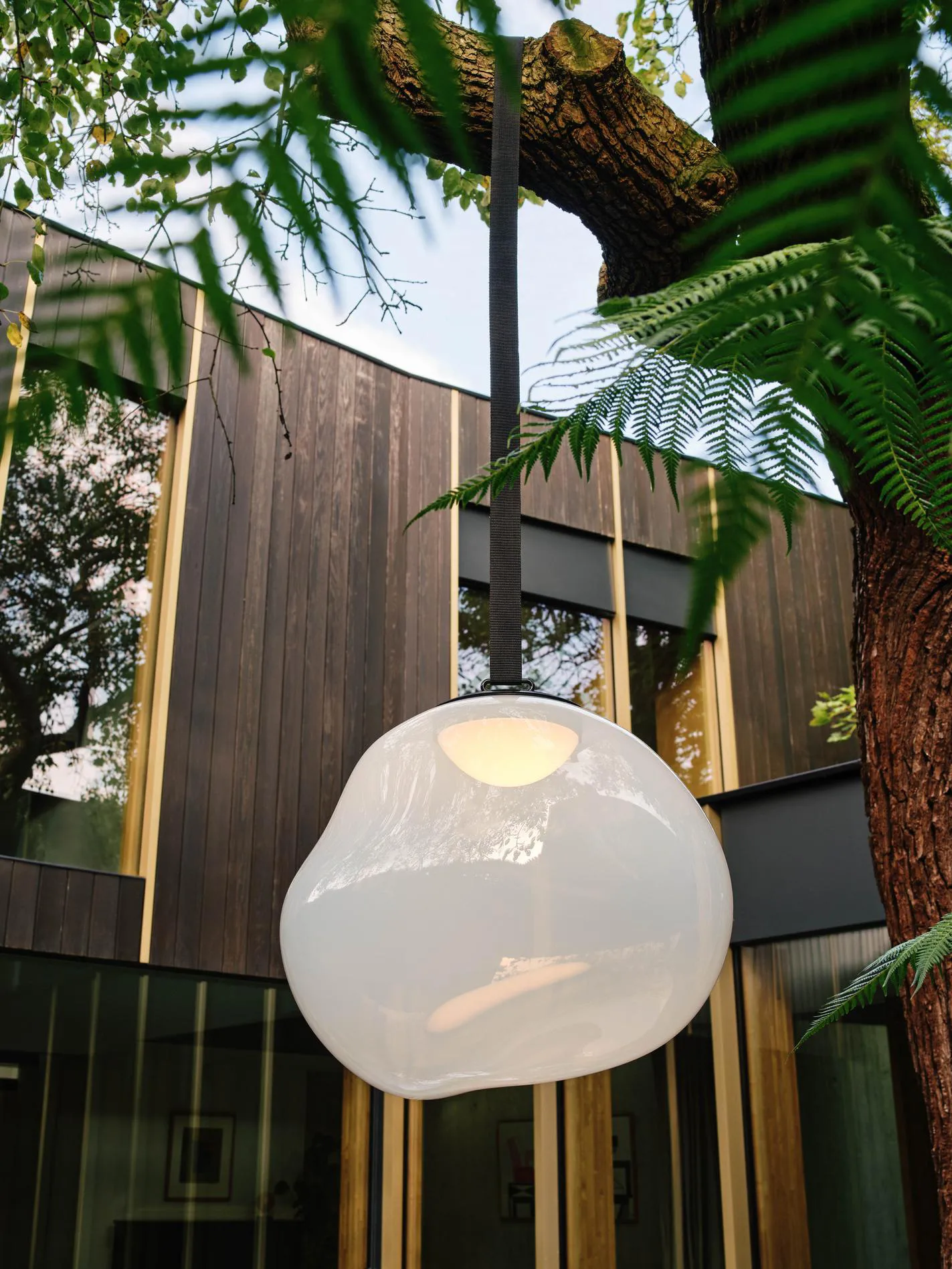 Lámpara de pie Melt Portable LED grande, Ópalo Tom Dixon