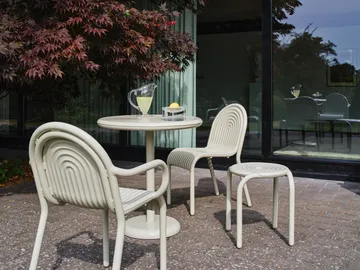 Mesa de café Groove redonda - Putty, Ø70 cm - Tom Dixon