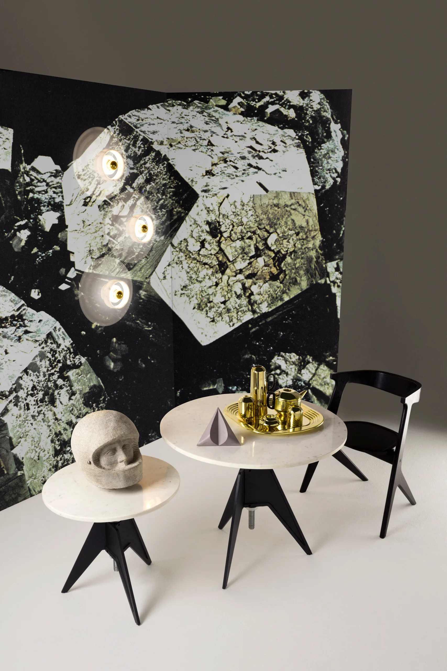 Mesa de café Screw Ø90 cm, Mármol blanco-hierro fundido Tom Dixon