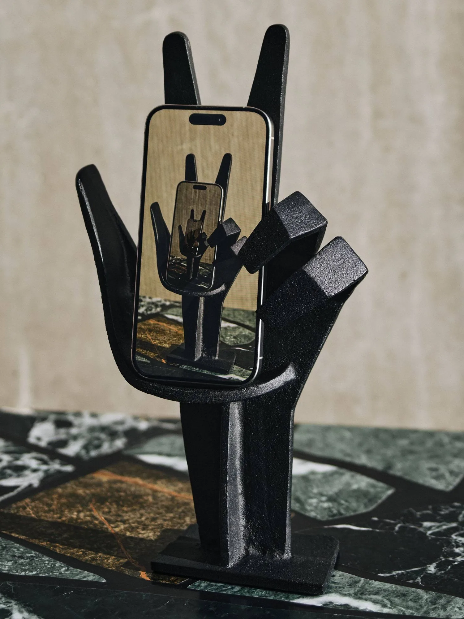 Objeto decorativo Cast Iron hand, Black, 29,8x6,5 cm Tom Dixon