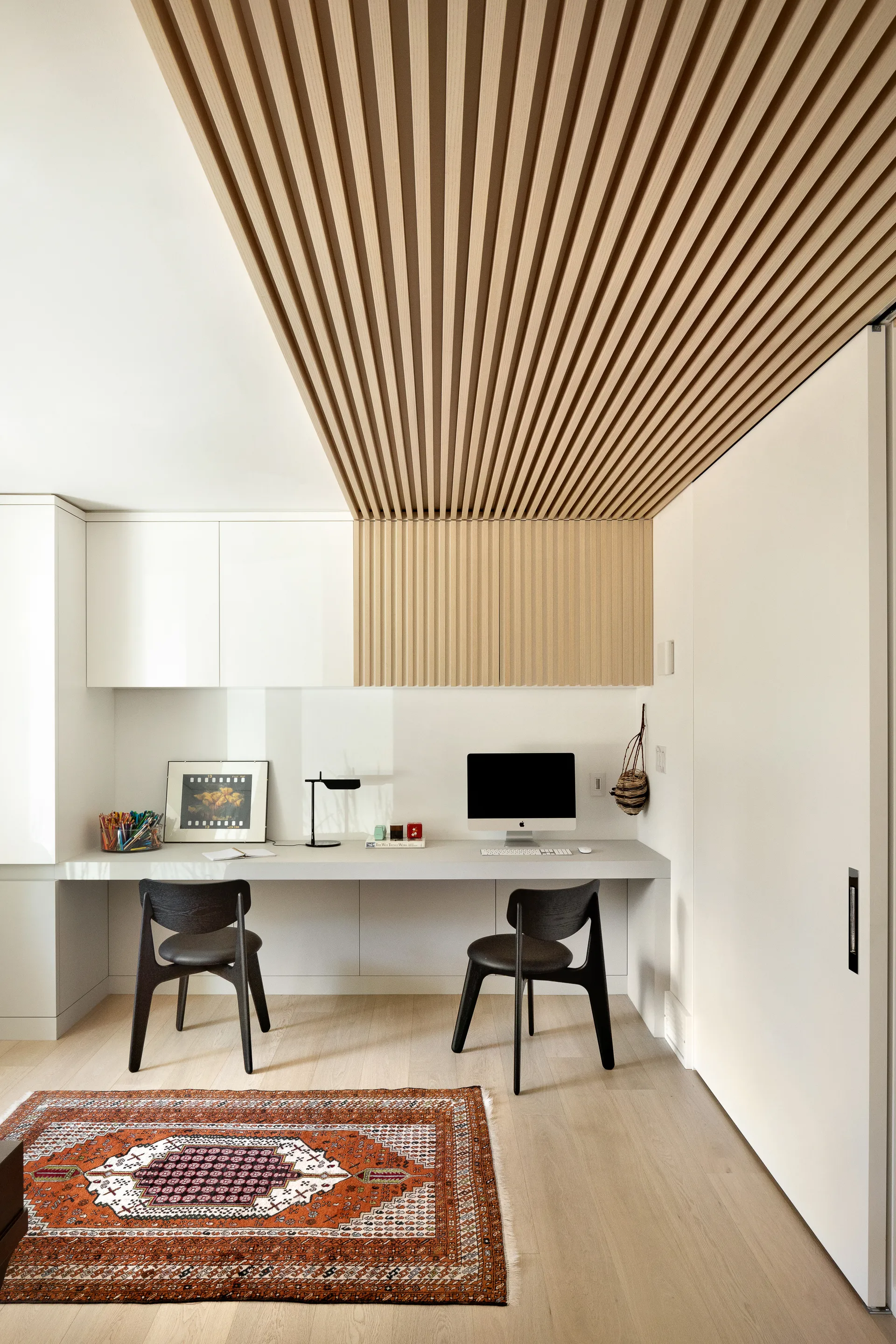 Silla de comedor Slab con asiento tapizado, Roble negro-cuero negro Tom Dixon