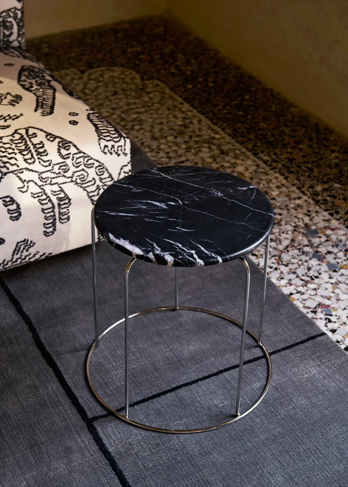 Balda superior Wire Stool VP11 Ø38 cm, Nero Marquina mármol &Tradition