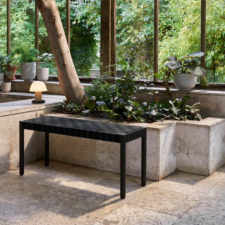 Banco Betty TK4, Black, asiento de banda de lino trenzada natural &Tradition
