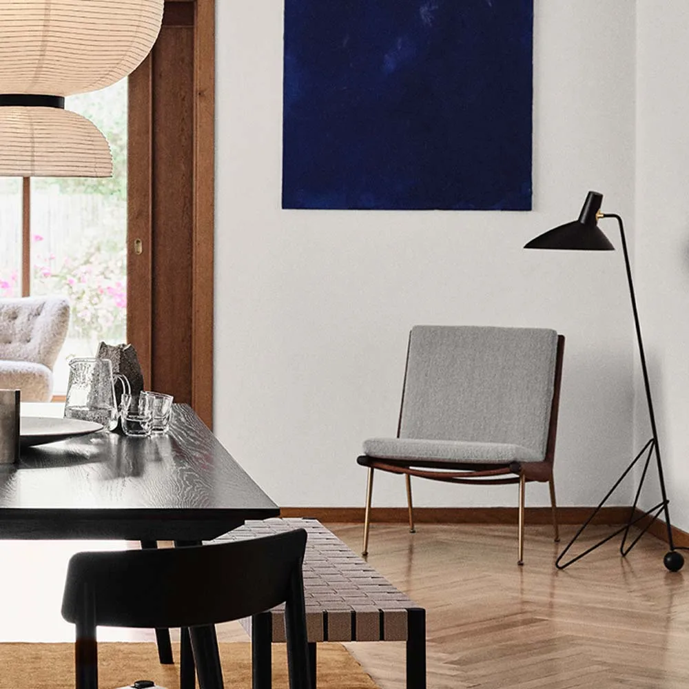 Butaca Boomerang HM1, Tela hallingdal 130 gris, patas de roble aceitado blanco &Tradition