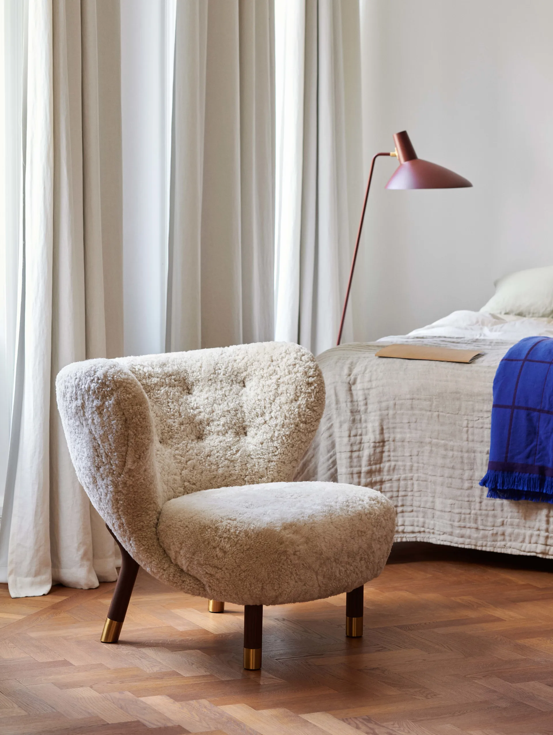 Butaca Little Petra VB1 Limited Edition, nogal, latón-Moonlight &Tradition