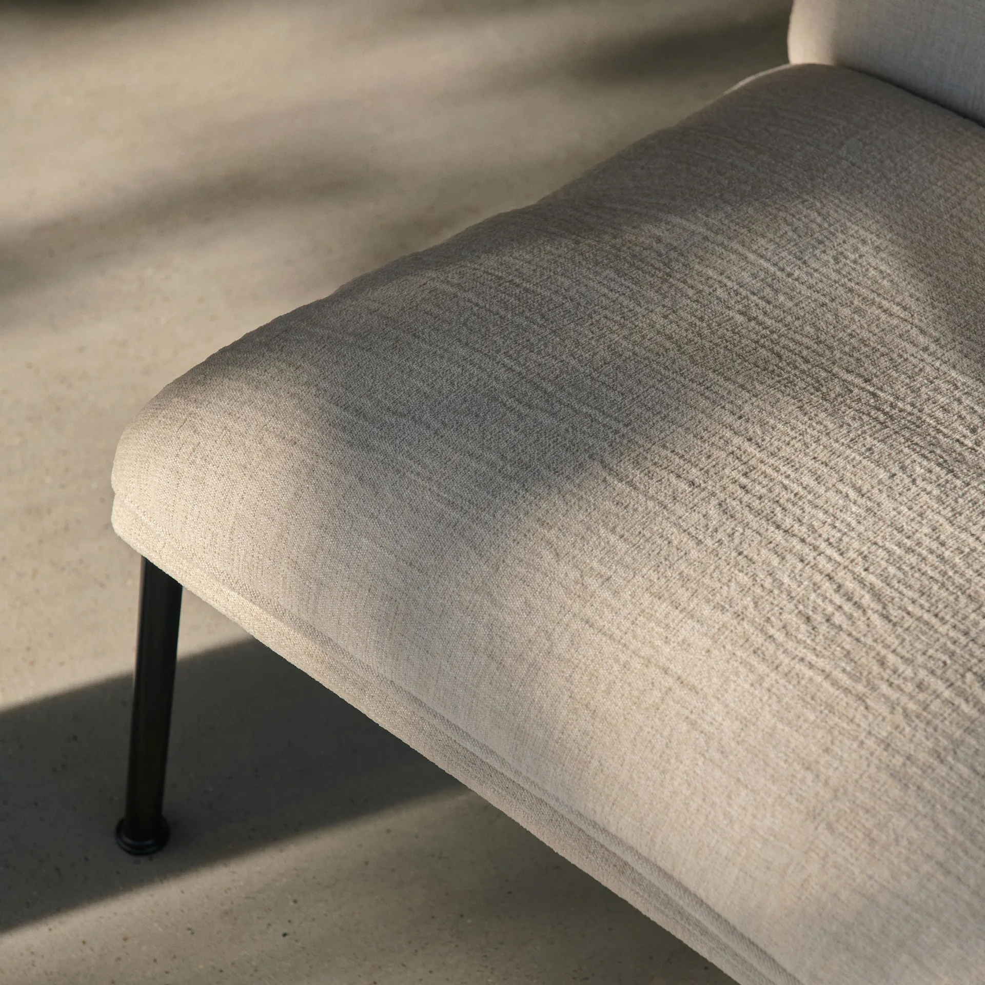 Butaca lounge Muno LN16 High back, Warm black-Cifrado 0221 &Tradition