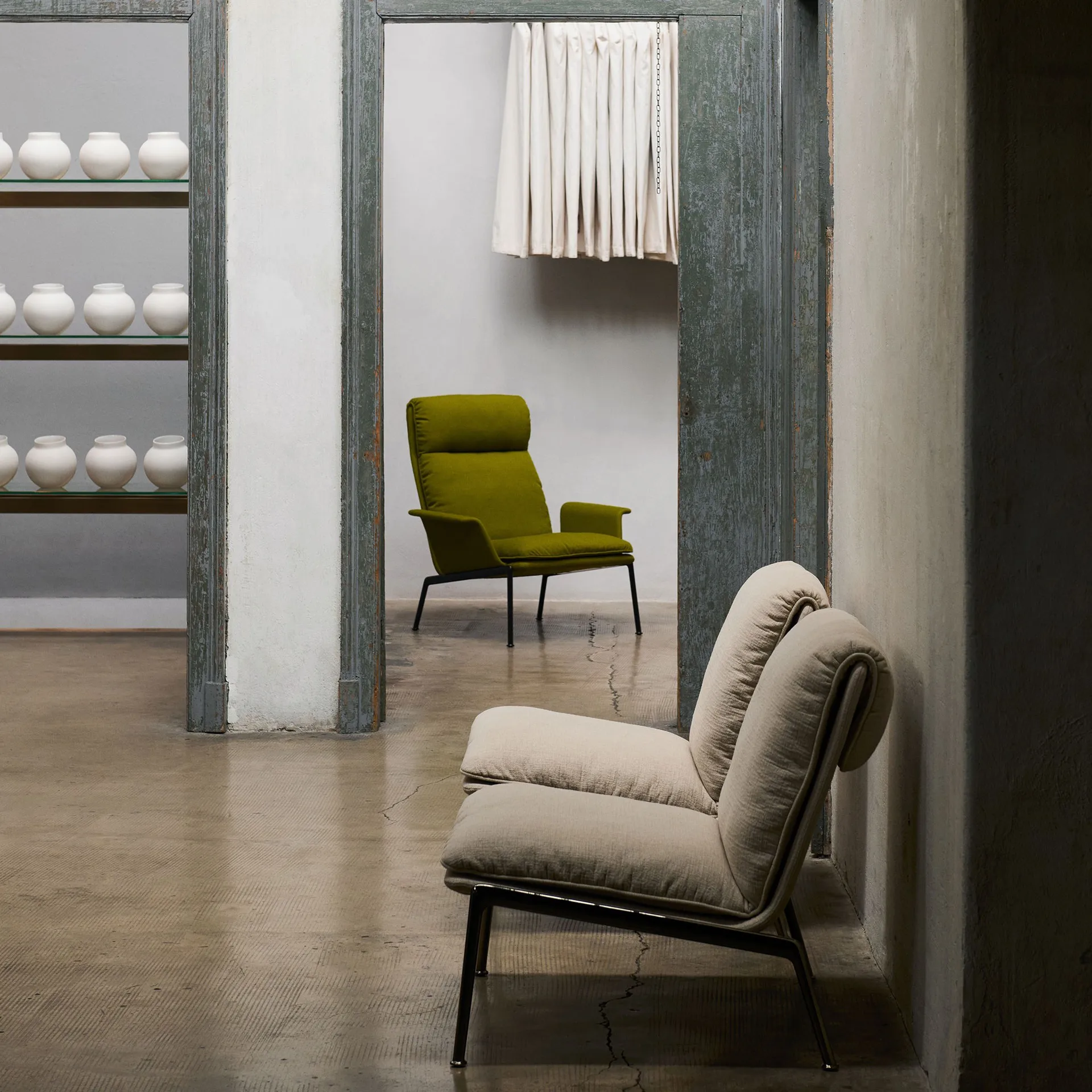 Butaca lounge Muno LN17 High back, Warm black-Vidar 0956 &Tradition