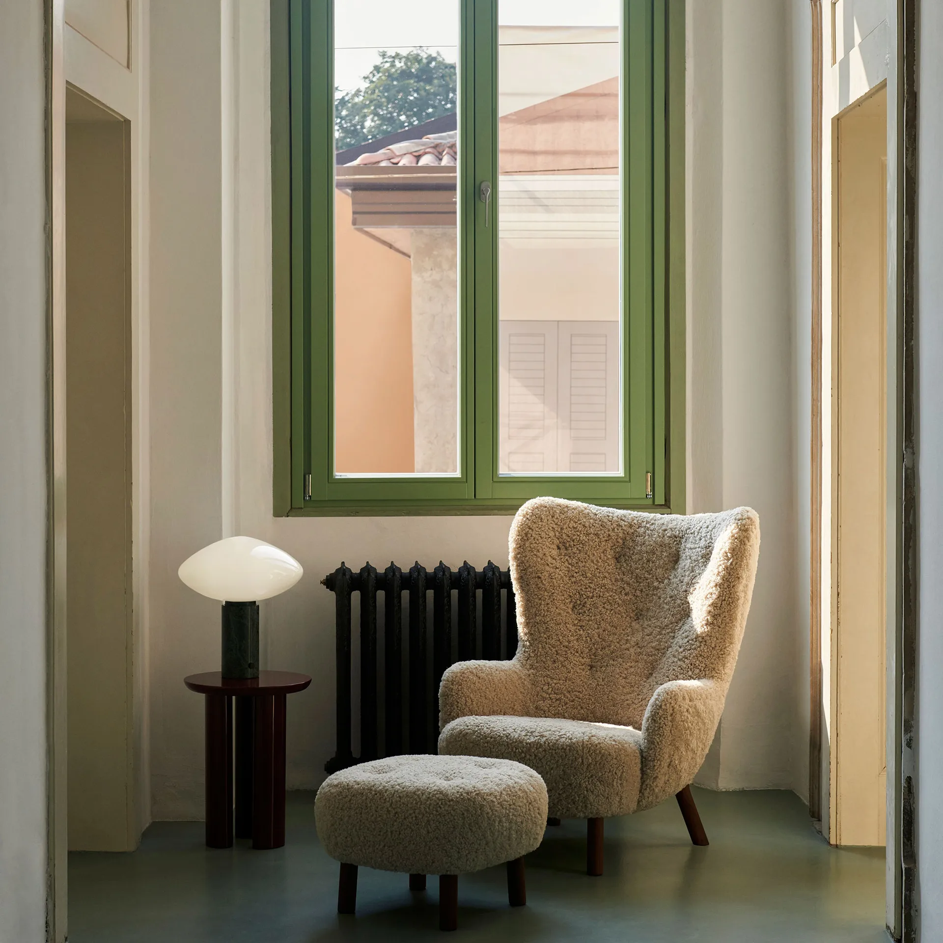 Butaca Petra VB3 High incl. pouf ATD1, Nogal aceitado-Sheepskin Moonlight &Tradition