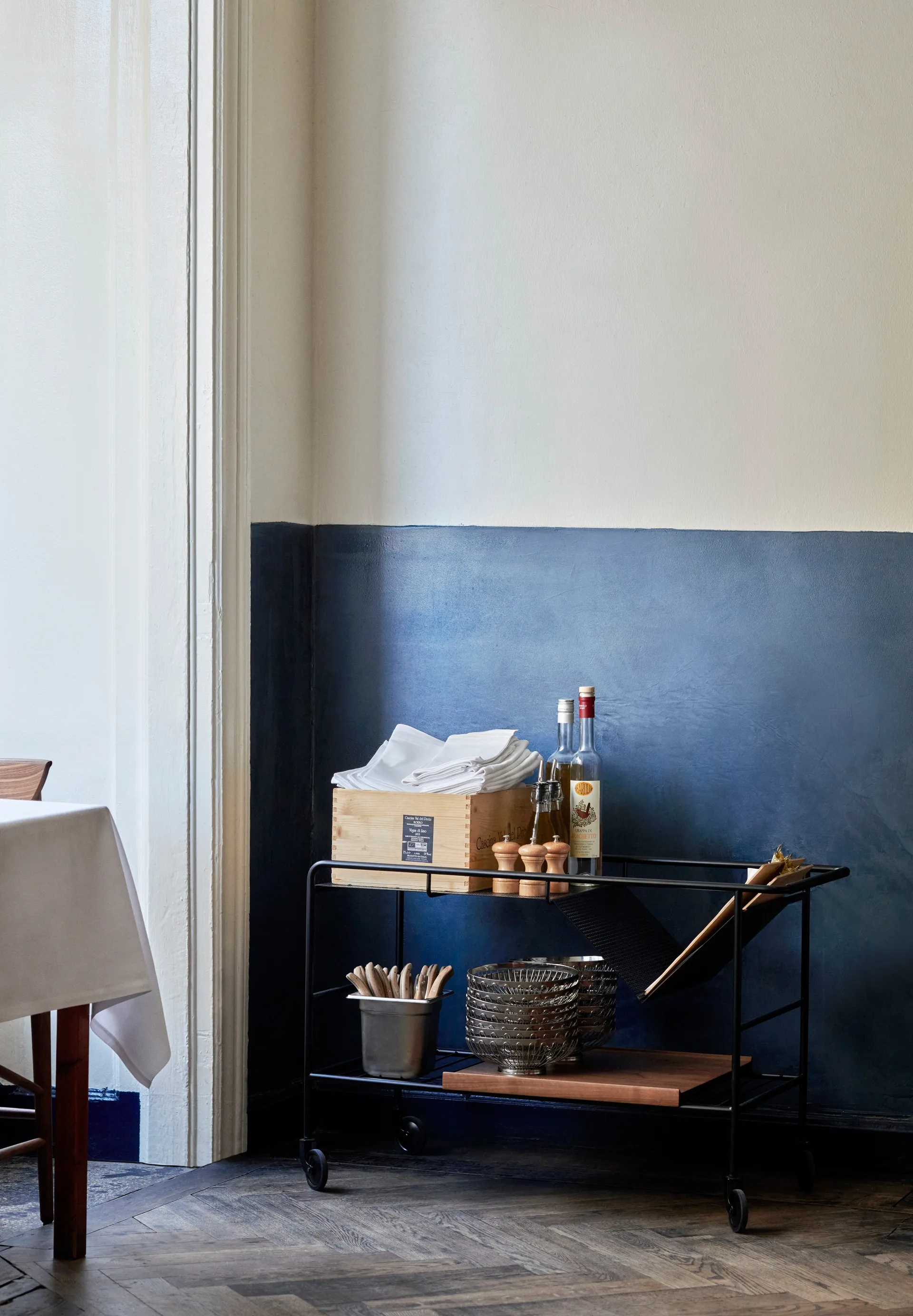 Carro de almacenaje Alima nogal lacado, Negro y nogal lacado &Tradition