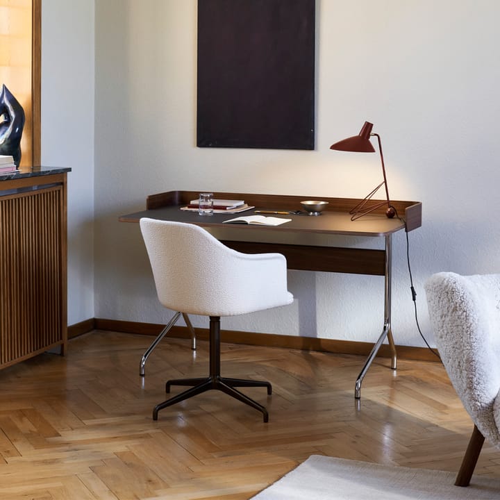 Escritorio Pavilion AV17, Mushroom linoleum, roble lacado, patas de cromo &Tradition