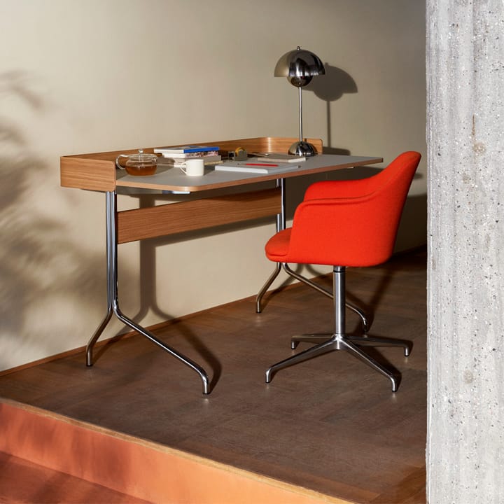 Escritorio Pavilion AV17, Mushroom linoleum, roble lacado, patas de cromo &Tradition