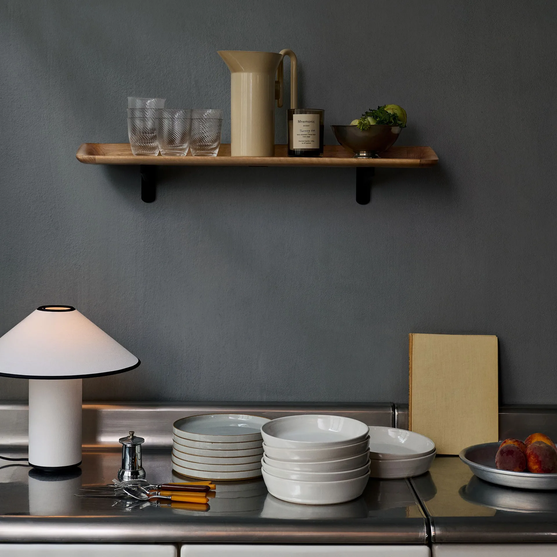 Estantería Guild HM14 75 cm, Solid lacquered oak &Tradition