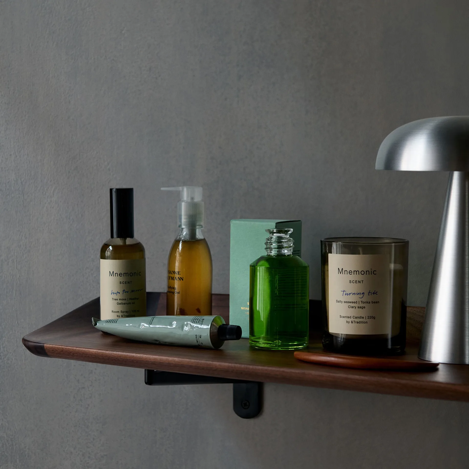 Estantería Guild HM14 75 cm, Solid lacquered walnut &Tradition