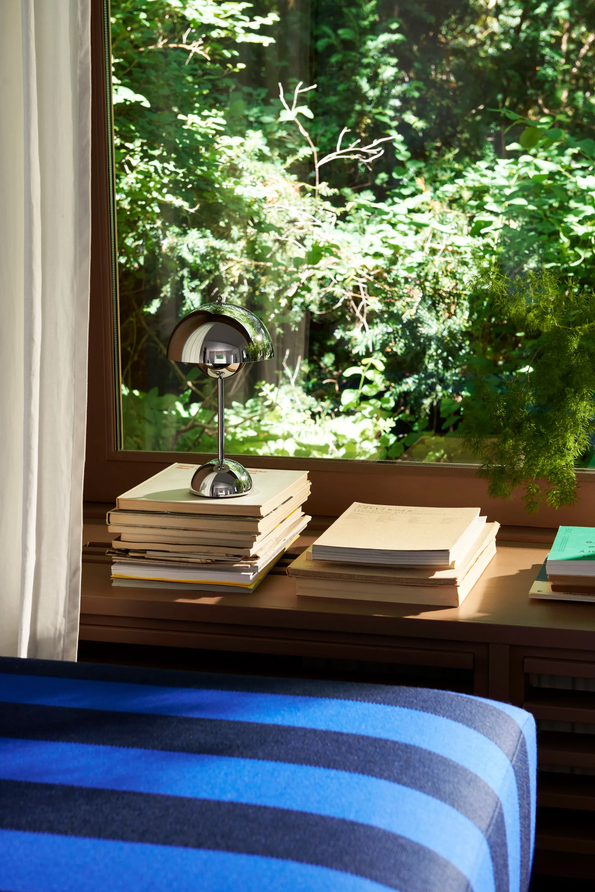 Lámpara de mesa Flowerpot portable VP9, Chrome &Tradition