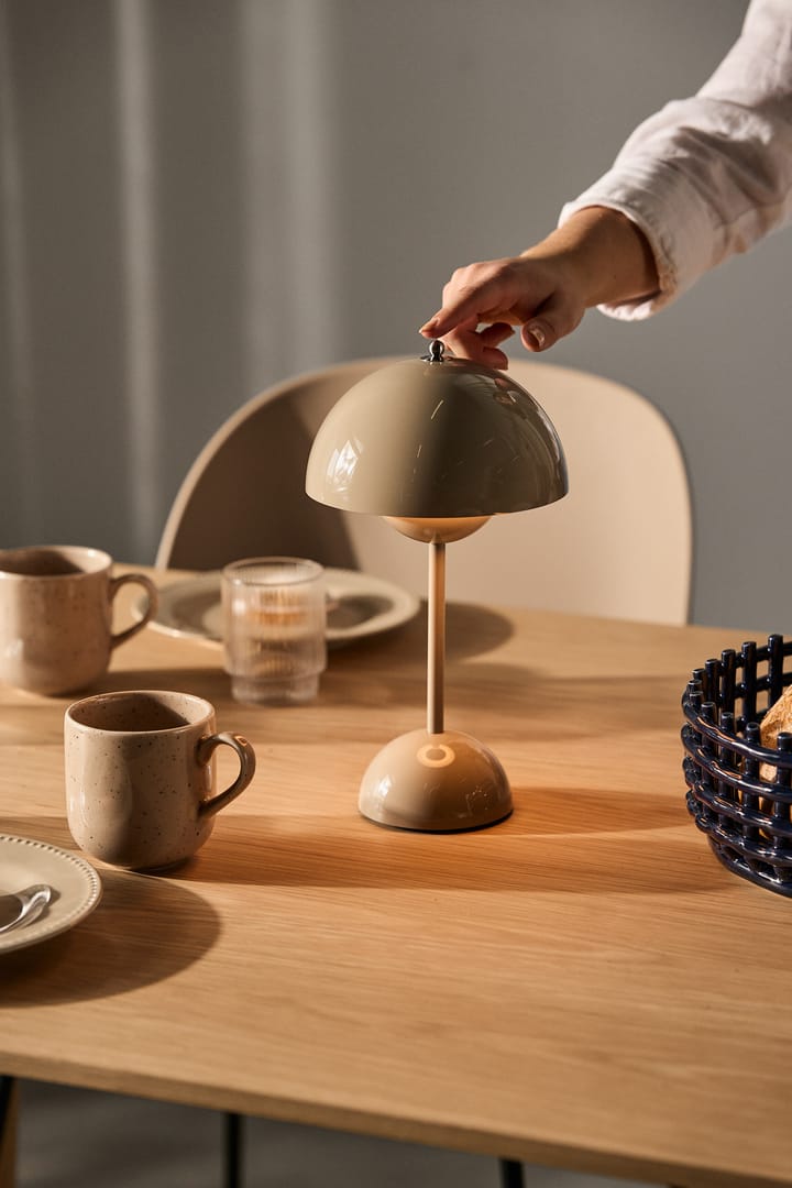 Lámpara de mesa Flowerpot portable VP9, Grey beige &Tradition