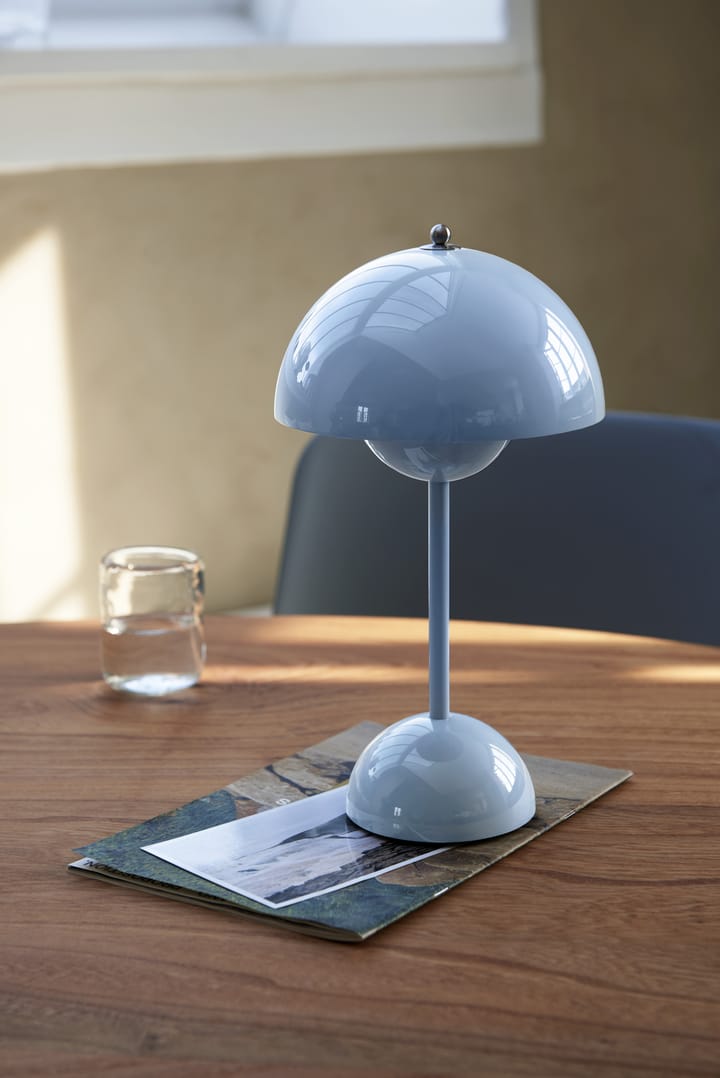 Lámpara de mesa Flowerpot portable VP9, Light blue &Tradition