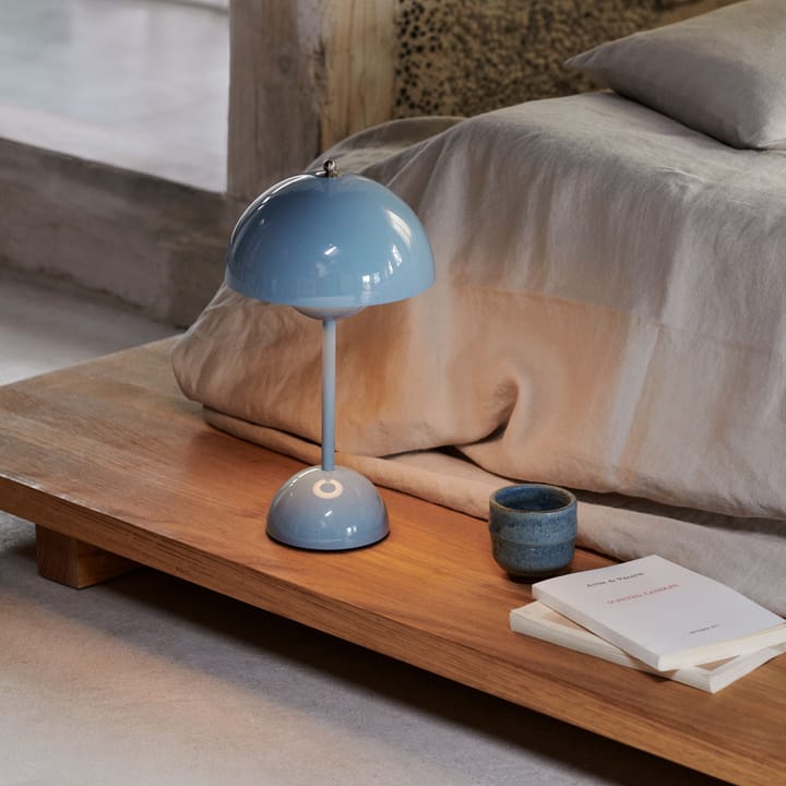 Lámpara de mesa Flowerpot portable VP9, Light blue &Tradition