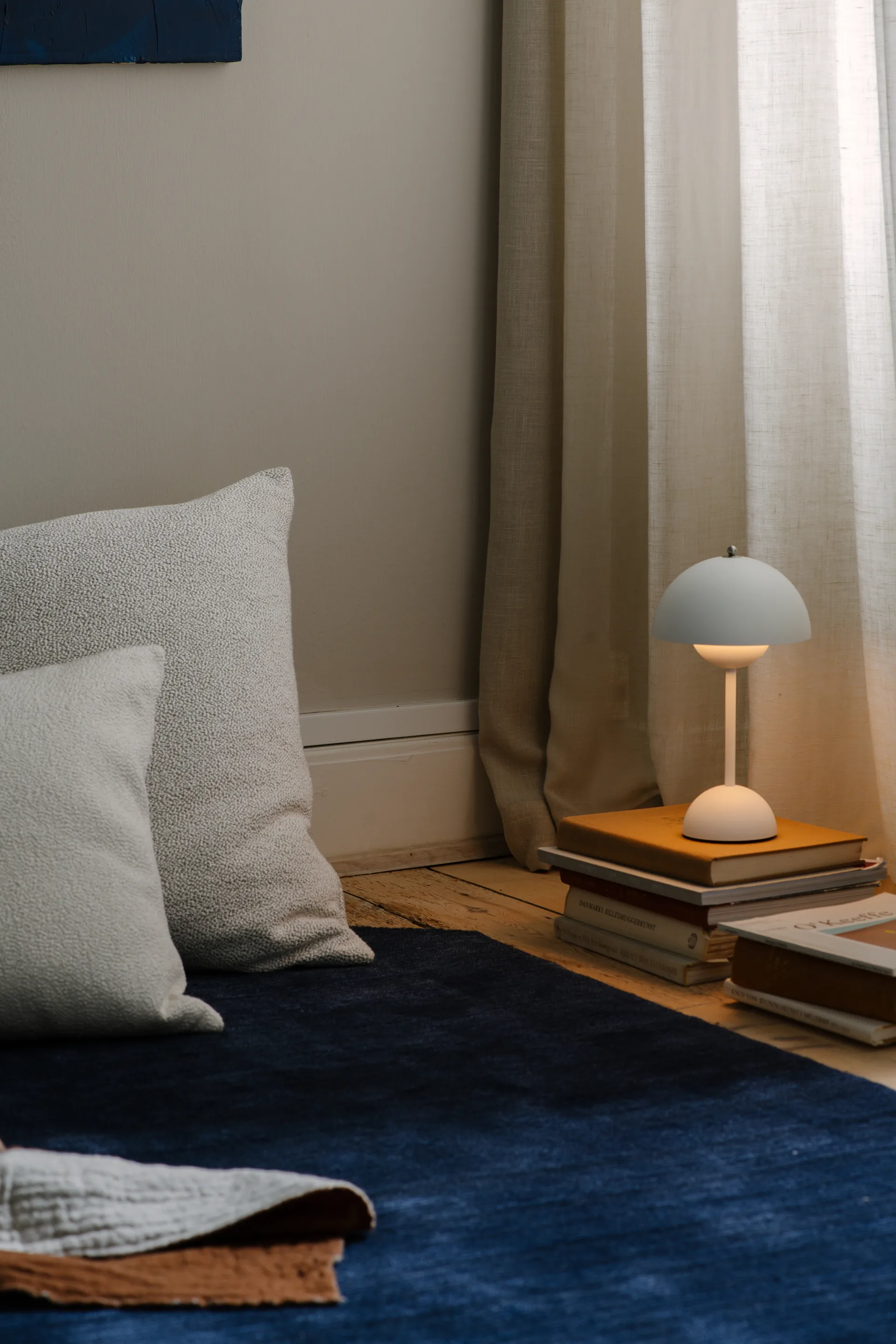 Lámpara de mesa Flowerpot portable VP9, Matt white &Tradition