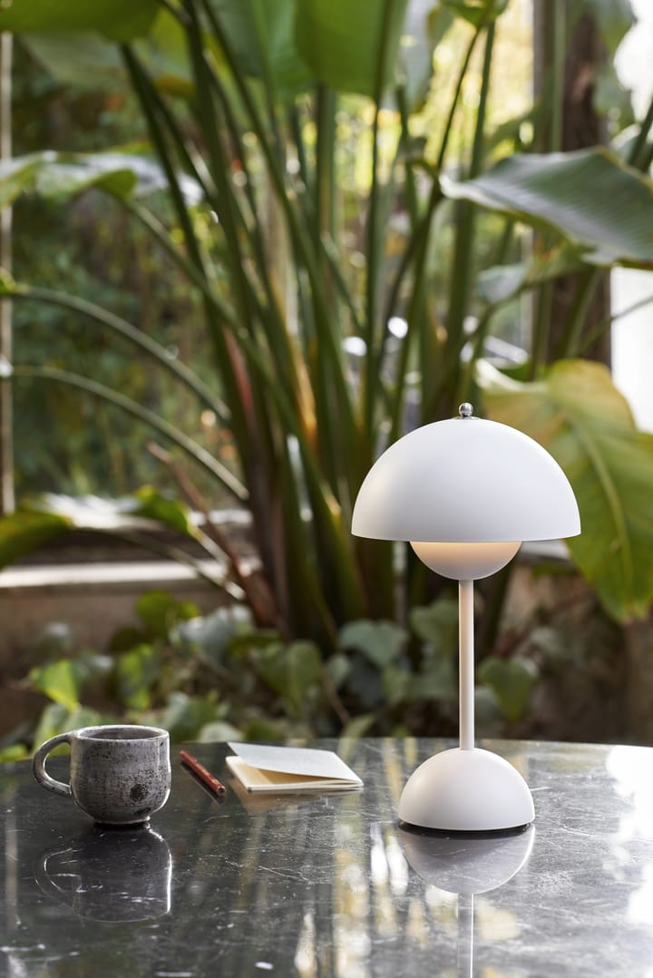 Lámpara de mesa Flowerpot portable VP9, Matt white &Tradition