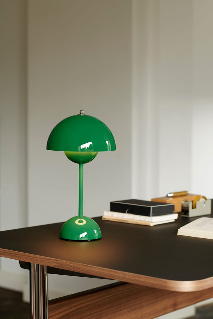 Lámpara de mesa Flowerpot portable VP9, Signal green &Tradition