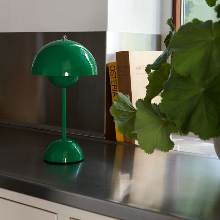 Lámpara de mesa Flowerpot portable VP9, Signal green &Tradition