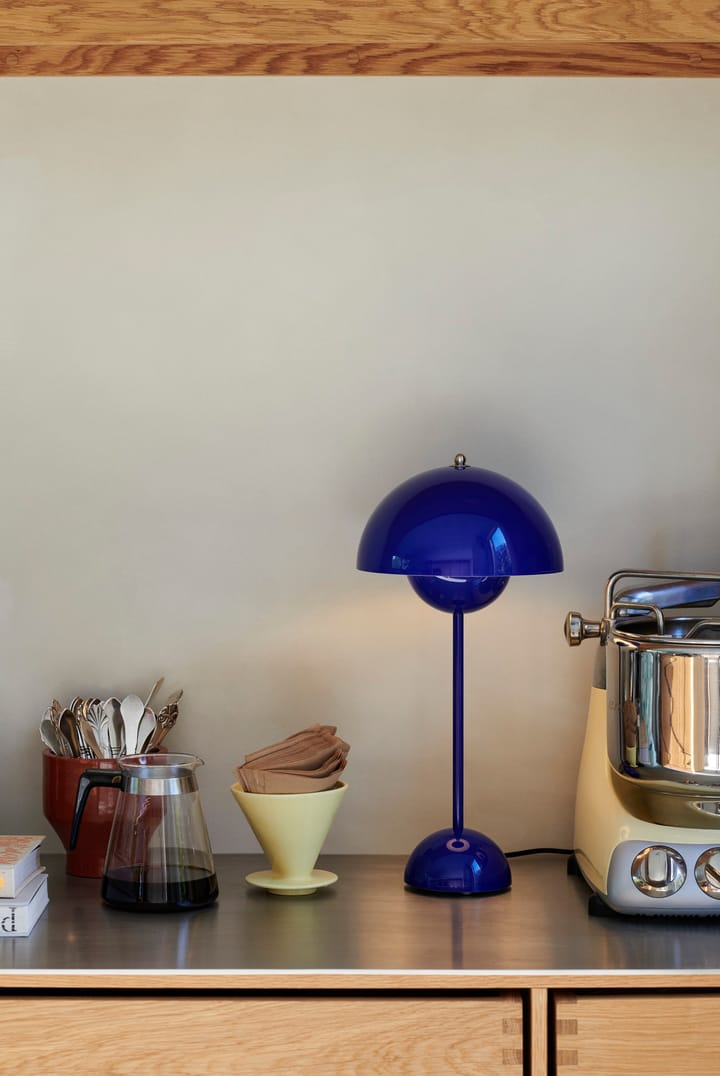 Lámpara de mesa FlowerPot VP3, Cobalt blue &Tradition