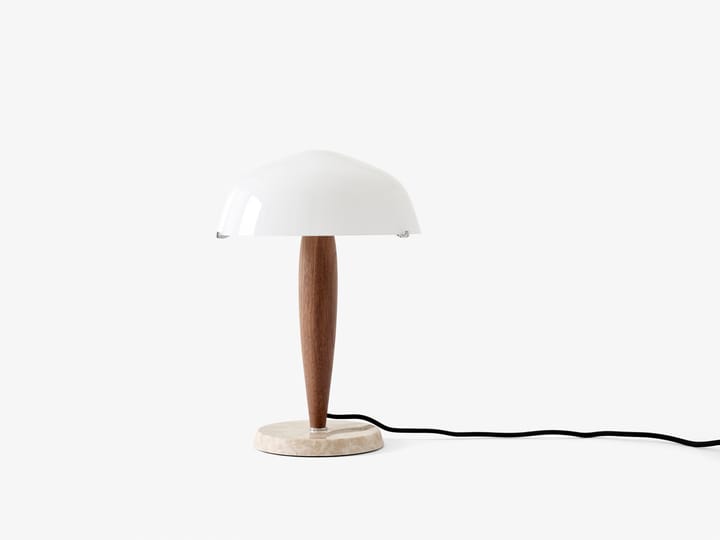 Lámpara de mesa Herman SHY3, nogal y mármol crema, cable textil &Tradition