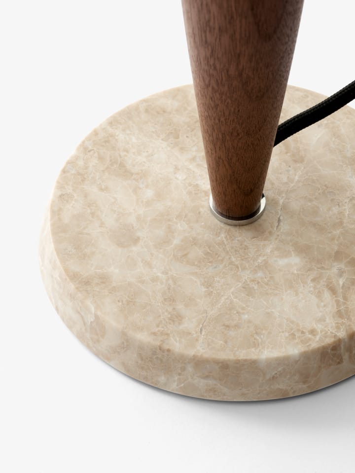 Lámpara de mesa Herman SHY3, nogal y mármol crema, cable textil &Tradition