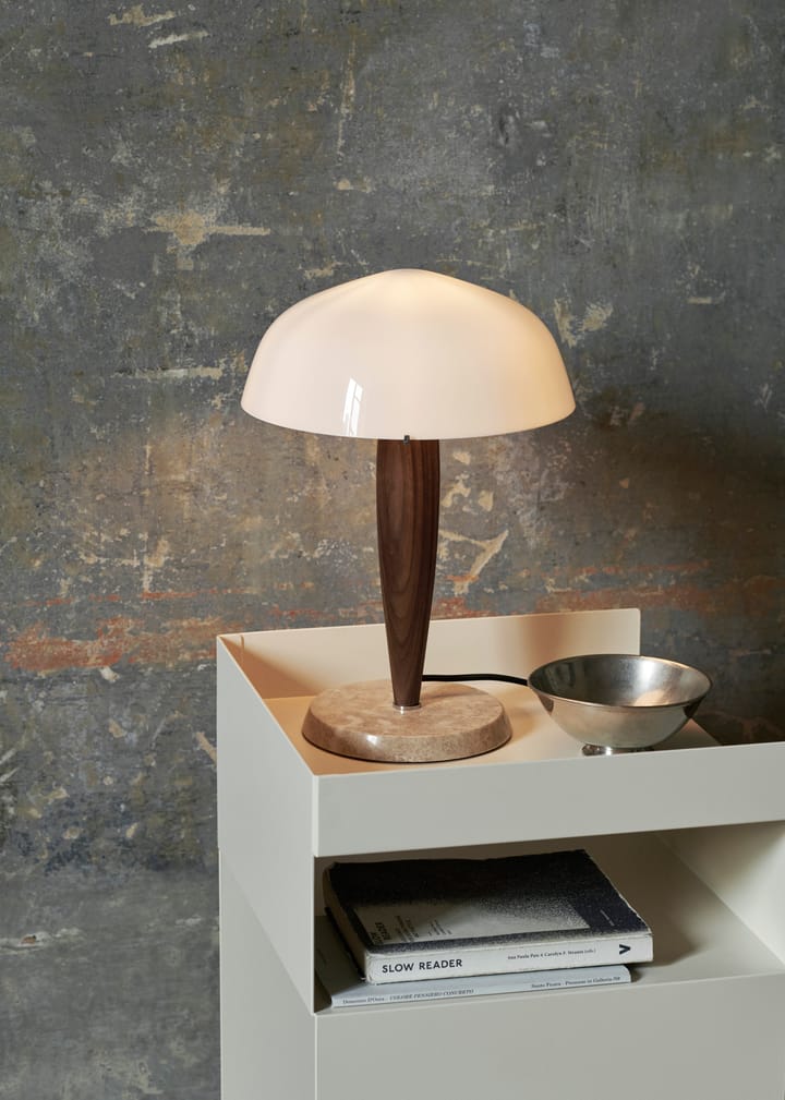 Lámpara de mesa Herman SHY3, nogal y mármol crema, cable textil &Tradition