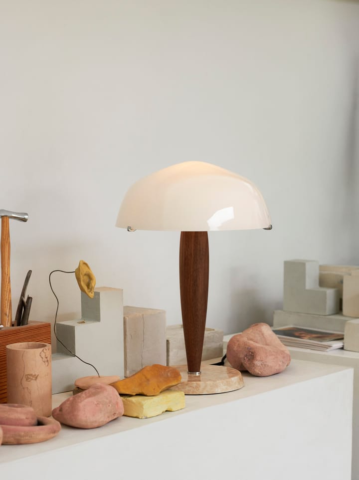 Lámpara de mesa Herman SHY3, nogal y mármol crema, cable textil &Tradition