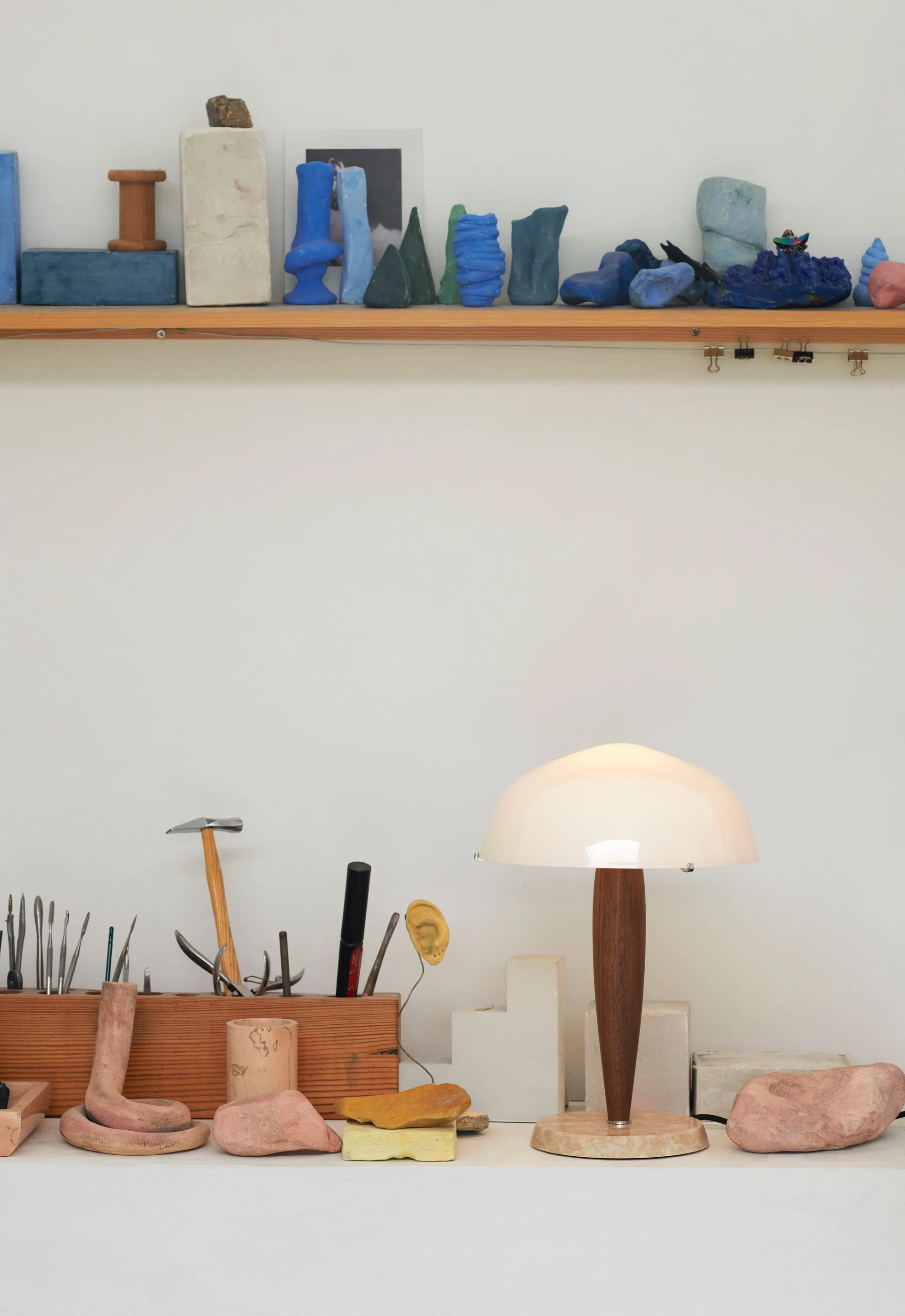 Lámpara de mesa Herman SHY3, nogal y mármol crema, cable textil &Tradition