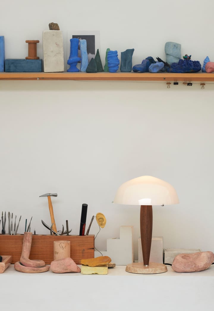 Lámpara de mesa Herman SHY3, nogal y mármol crema, cable textil &Tradition