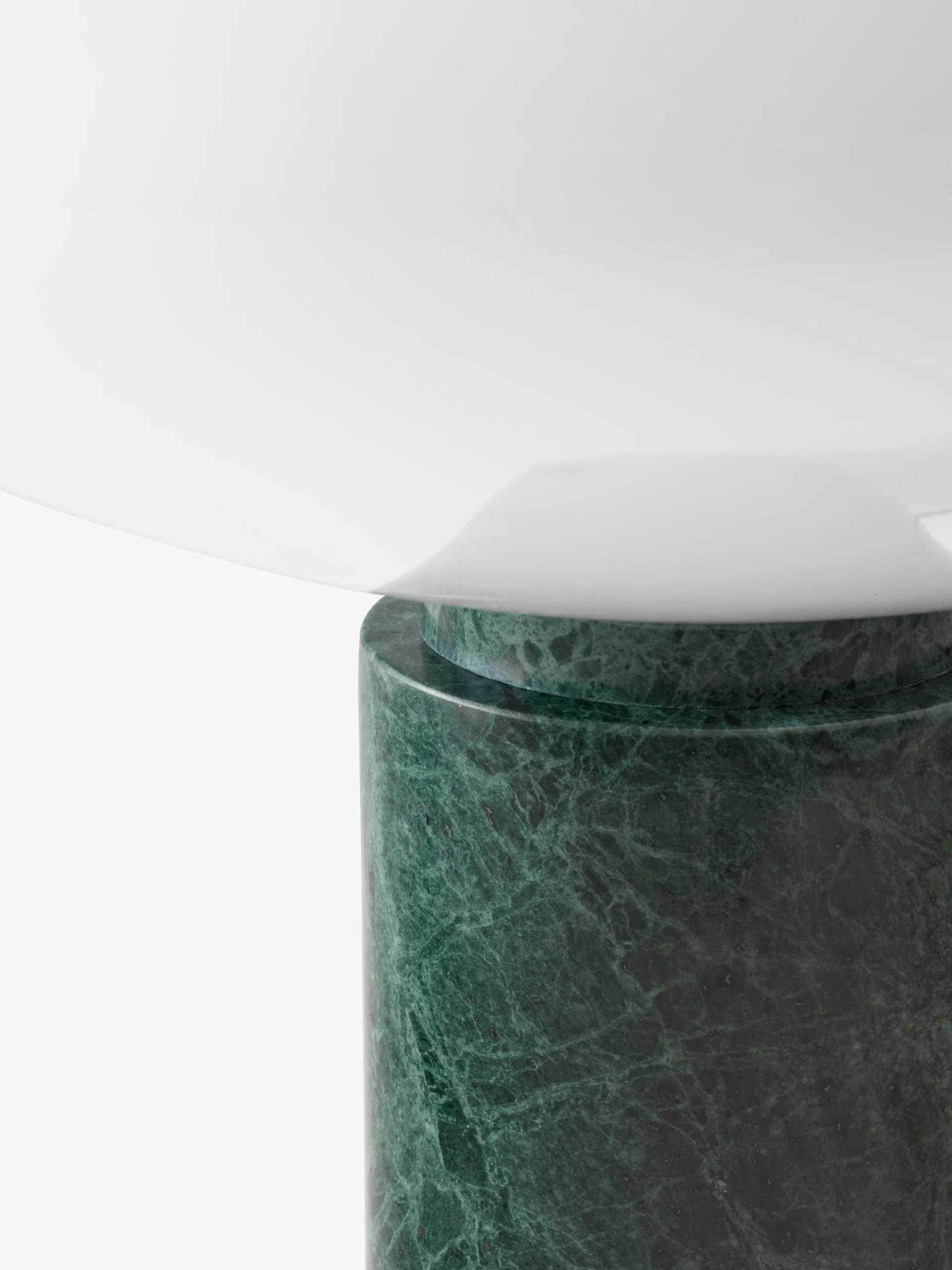 Lámpara de mesa Mist AP17 Ø37 cm, Matt White & Guatemala Verde &Tradition