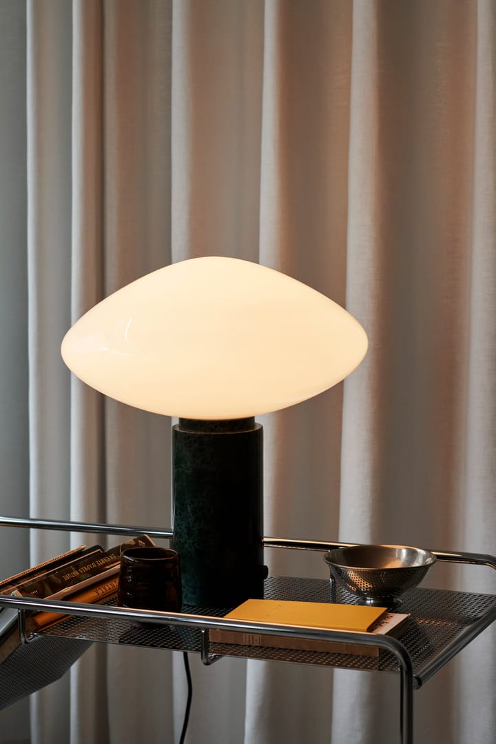 Lámpara de mesa Mist AP17 Ø37 cm, Matt White & Guatemala Verde &Tradition