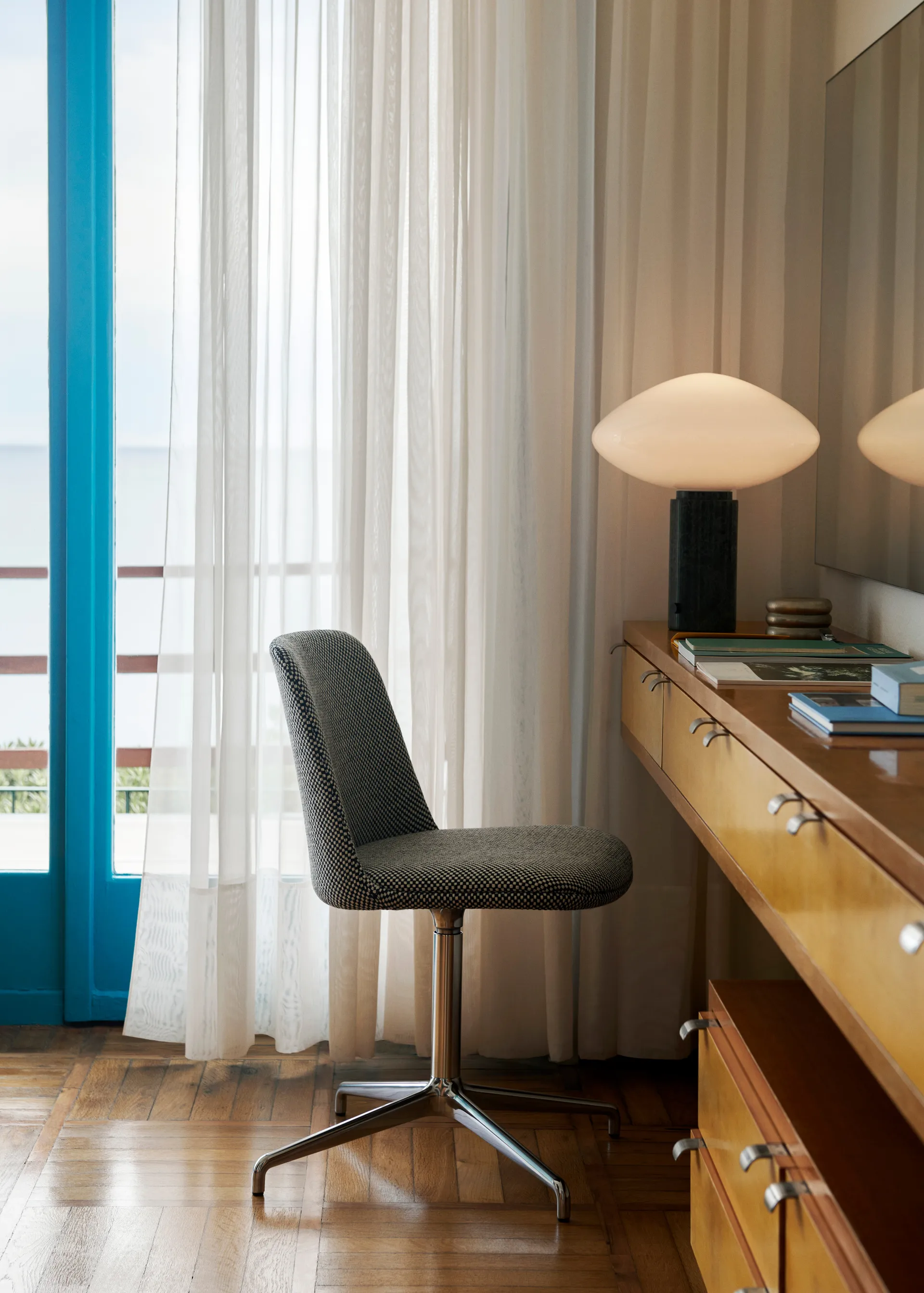 Lámpara de mesa Mist AP17 Ø37 cm, Matt White & Guatemala Verde &Tradition