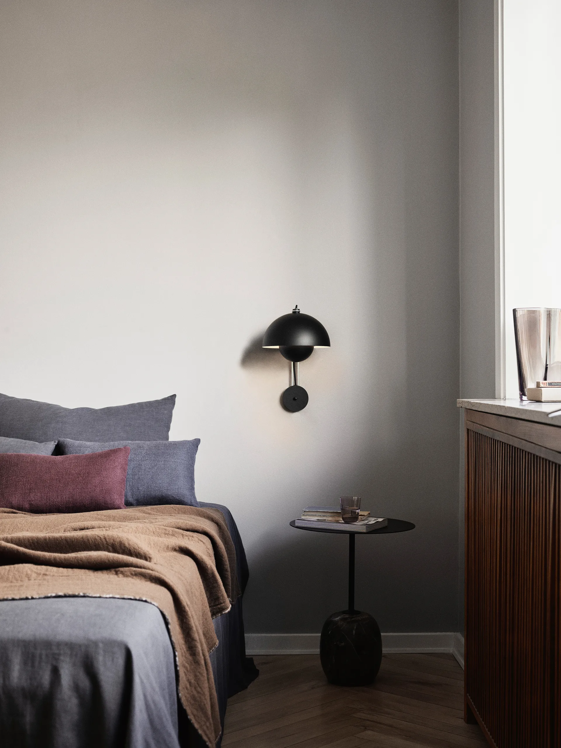 Lámpara de pared Flowerpot VP8, Matt black &Tradition