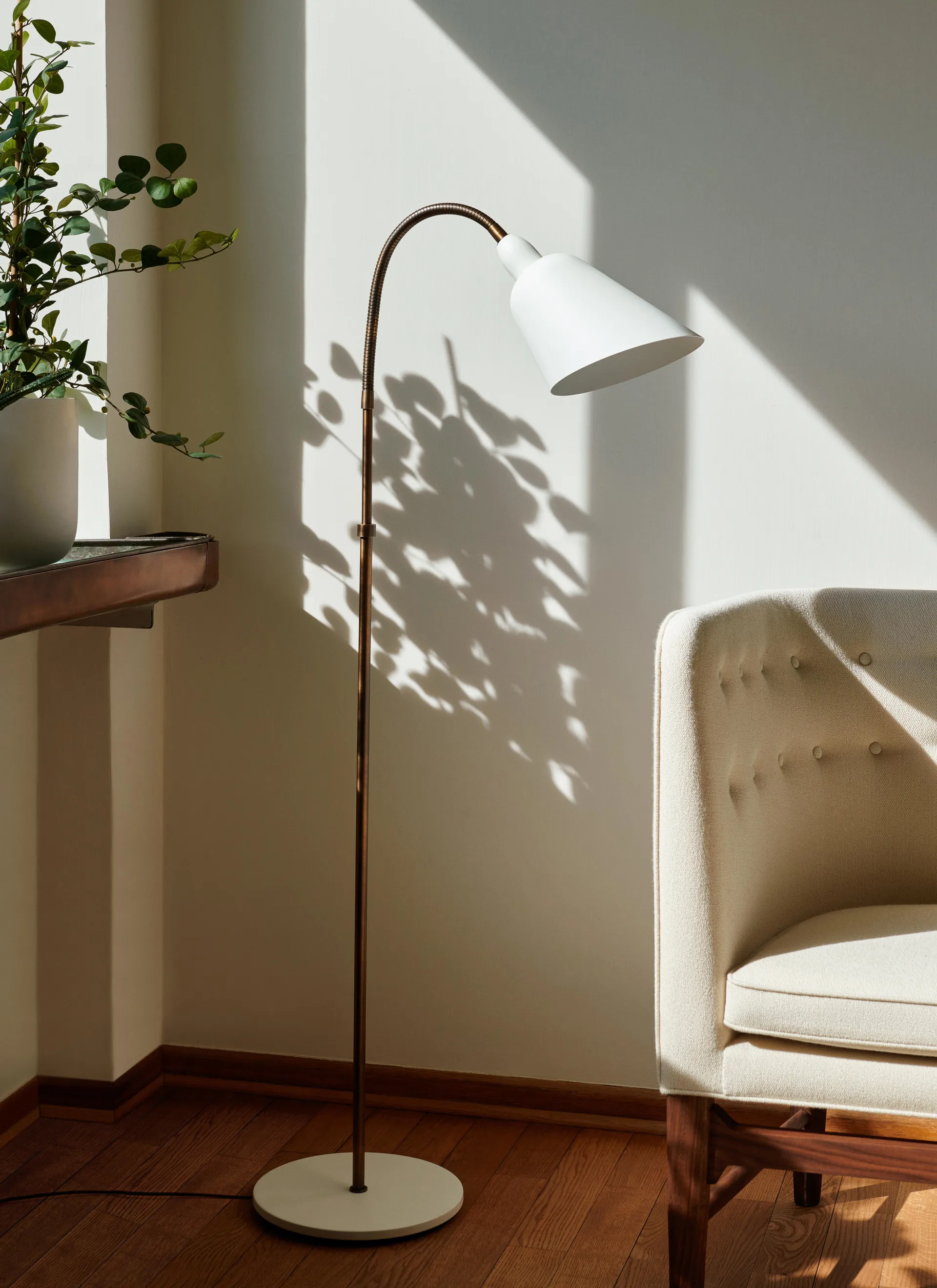 Lámpara de pie Bellevue Edición Aniversario, White-bronzed brass &Tradition