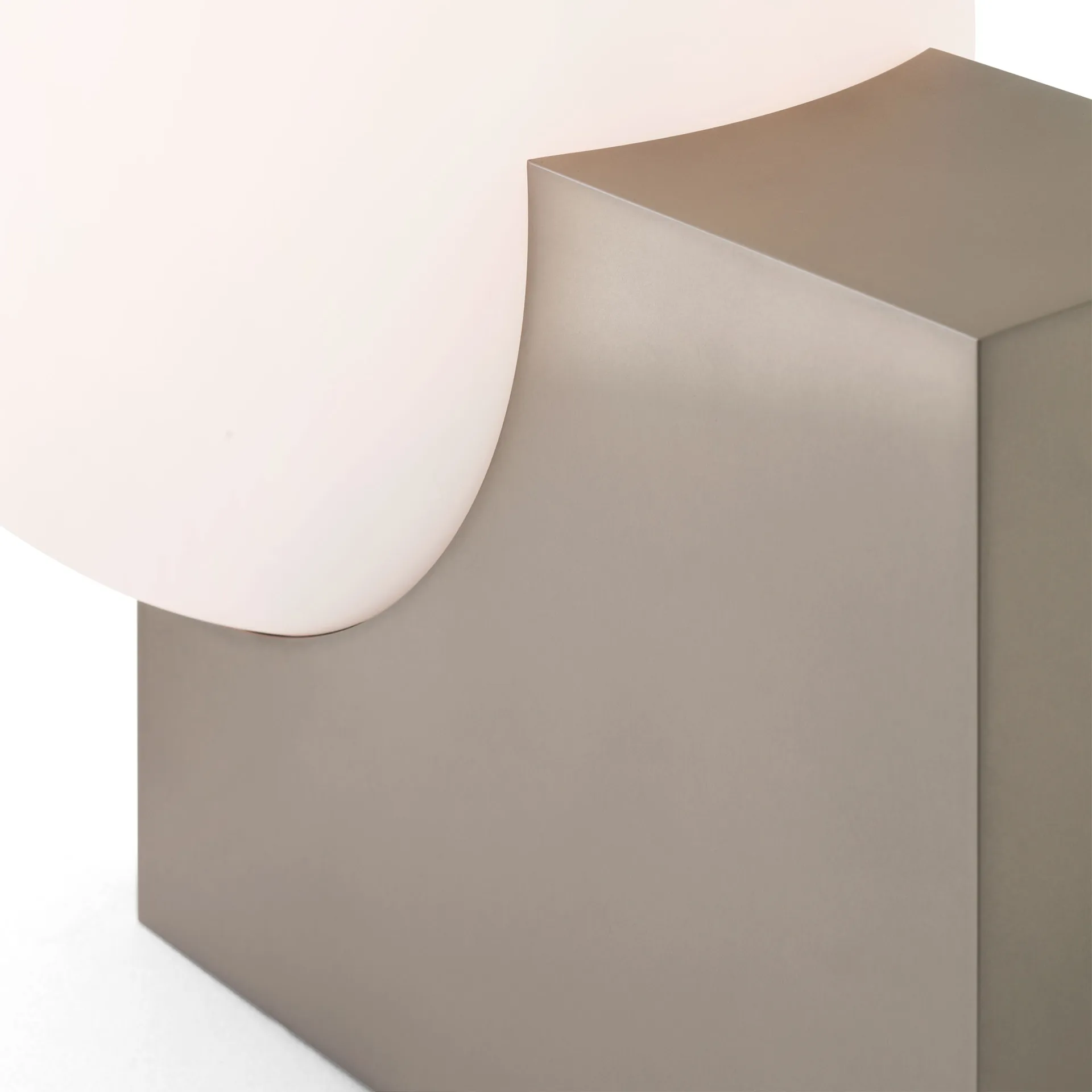 Lámpara de pie Journey SHY4 , Acero cepillado-opalina &Tradition