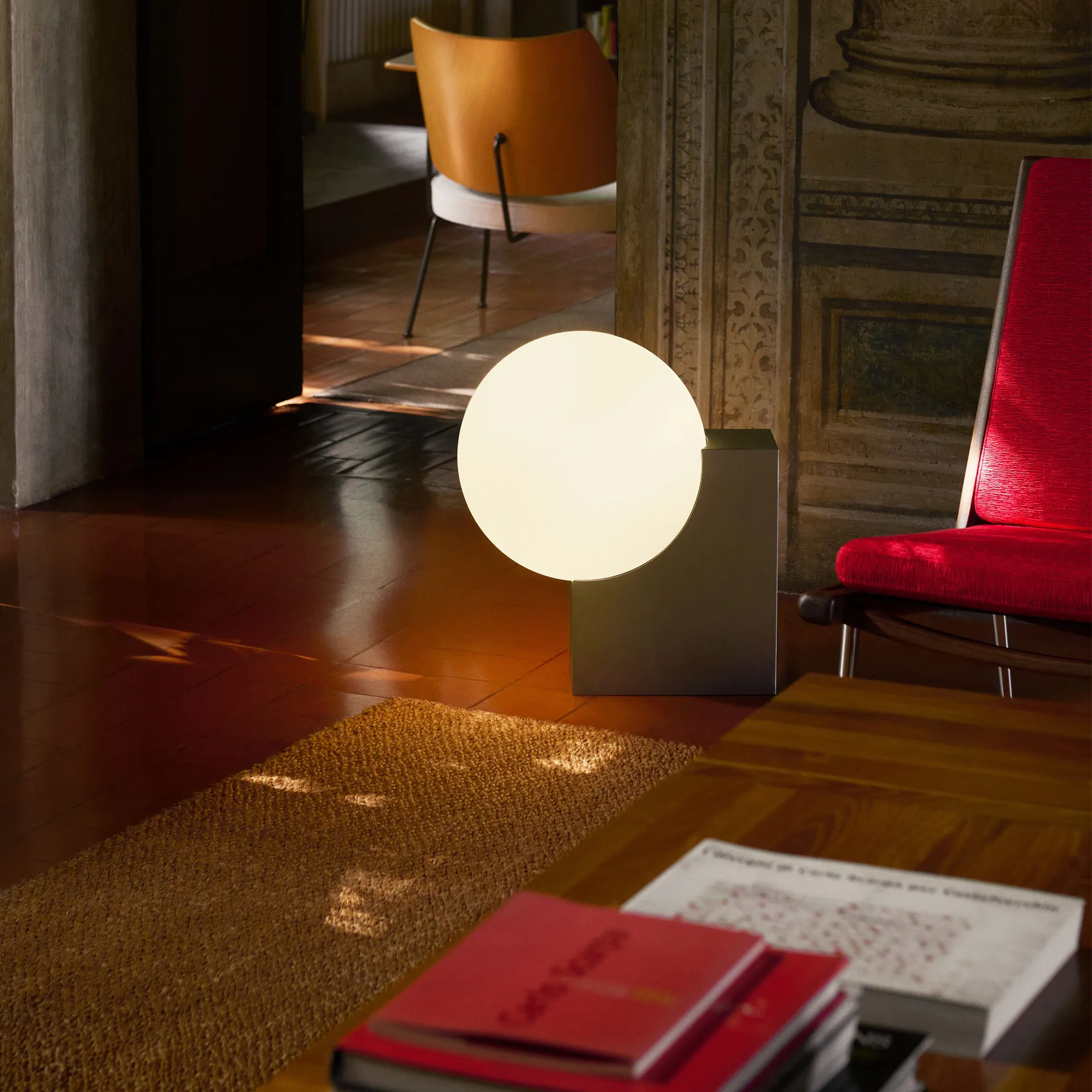 Lámpara de pie Journey SHY4 , Acero cepillado-opalina &Tradition