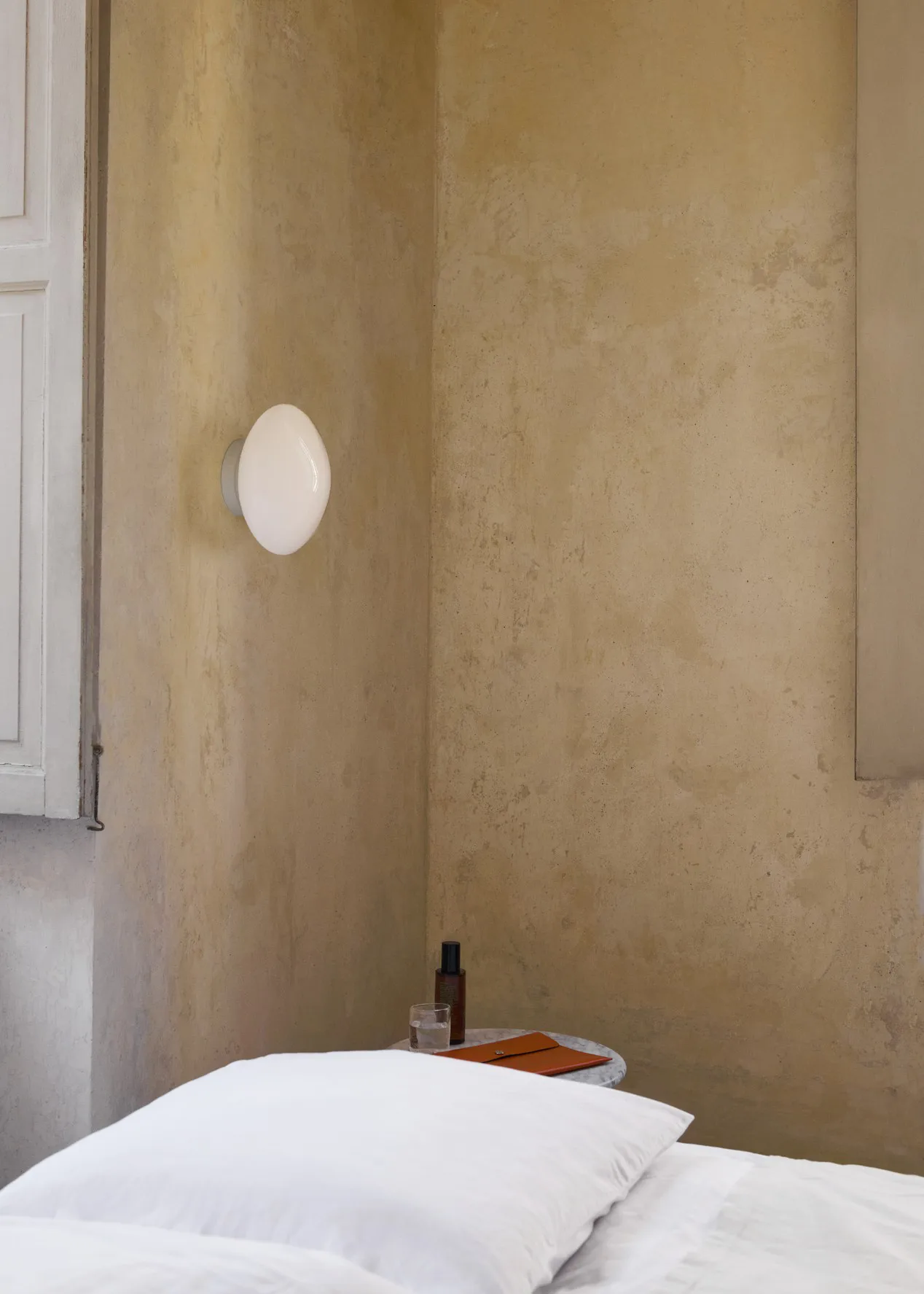 Lámpara de techo/pared Mist AP22 Ø25 cm, White-opal glass &Tradition