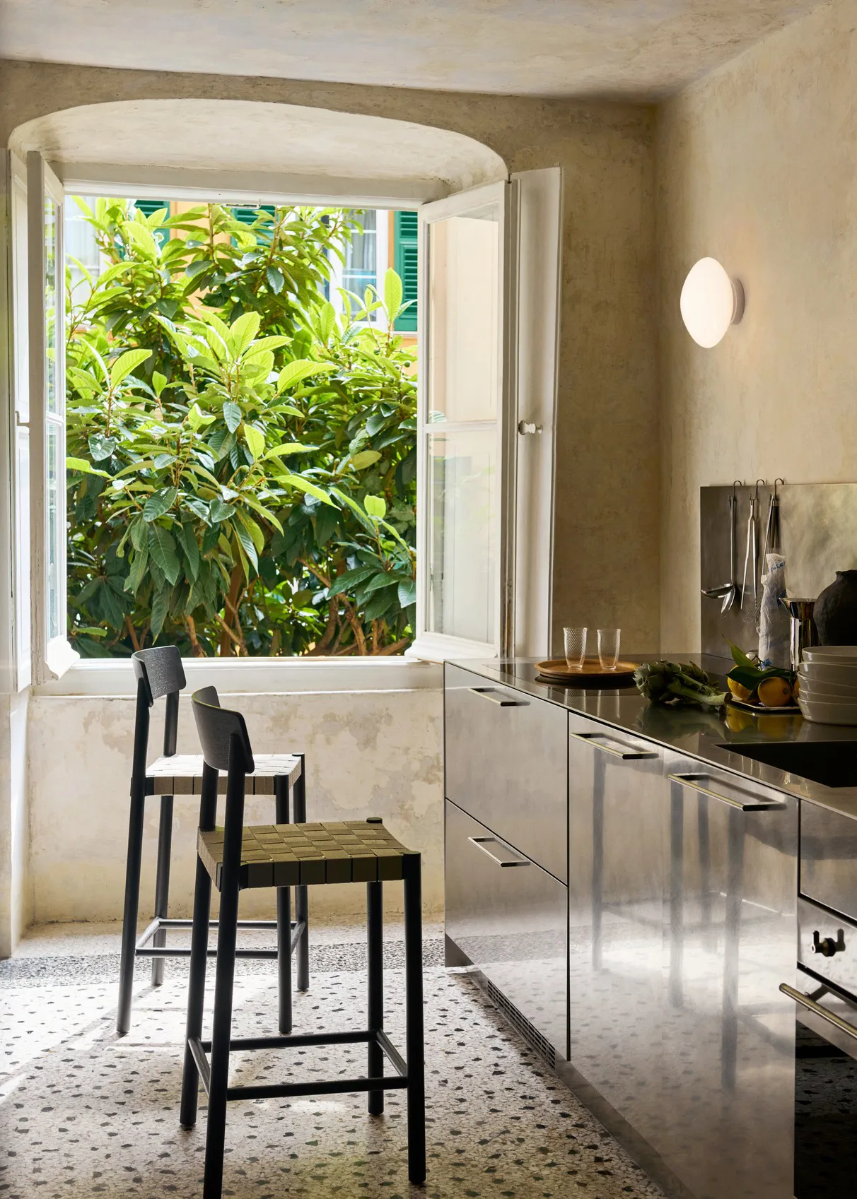 Lámpara de techo/pared Mist AP22 Ø25 cm, White-opal glass &Tradition