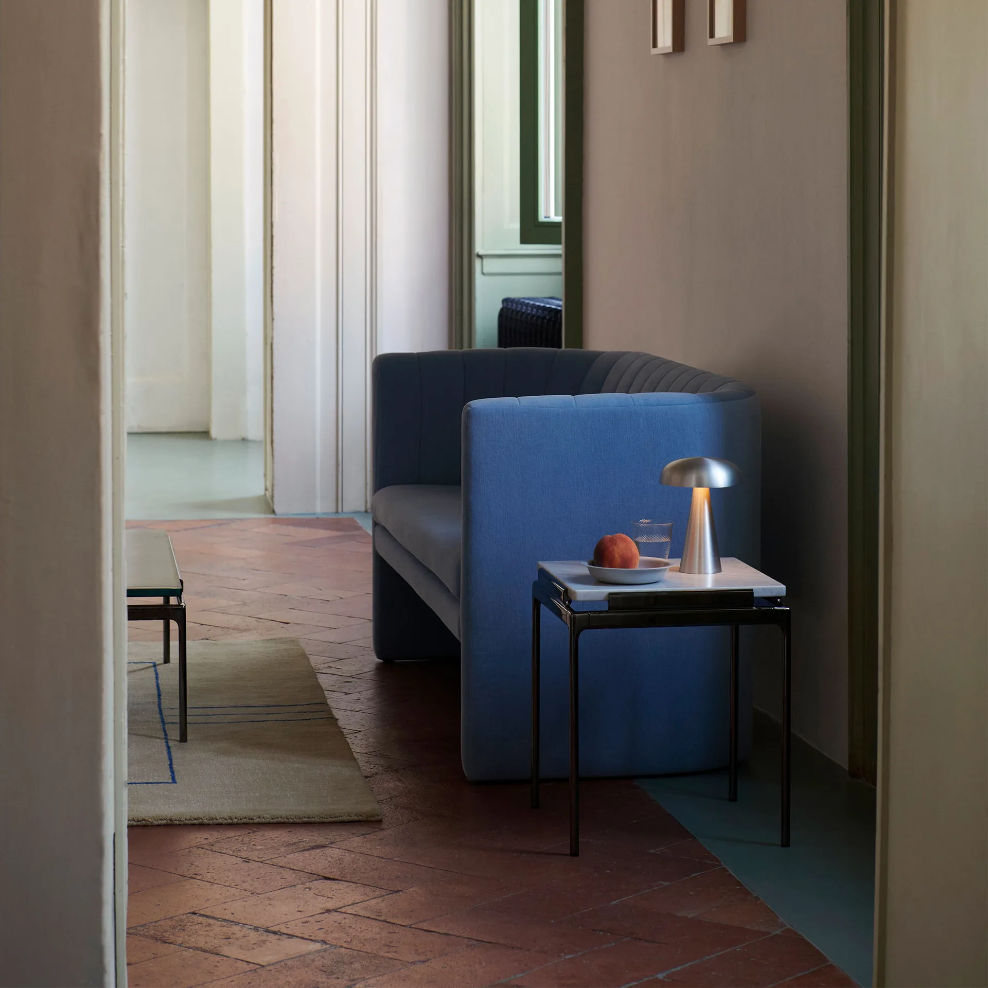 Mesa auxiliar Sett LN11, Bianco carrara-dark chrome &Tradition