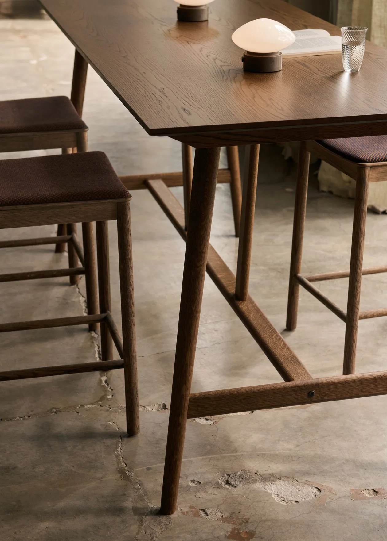 Mesa de bar In Between SK26 Counter Table 190x80x95 cm, Roble ahumado &Tradition