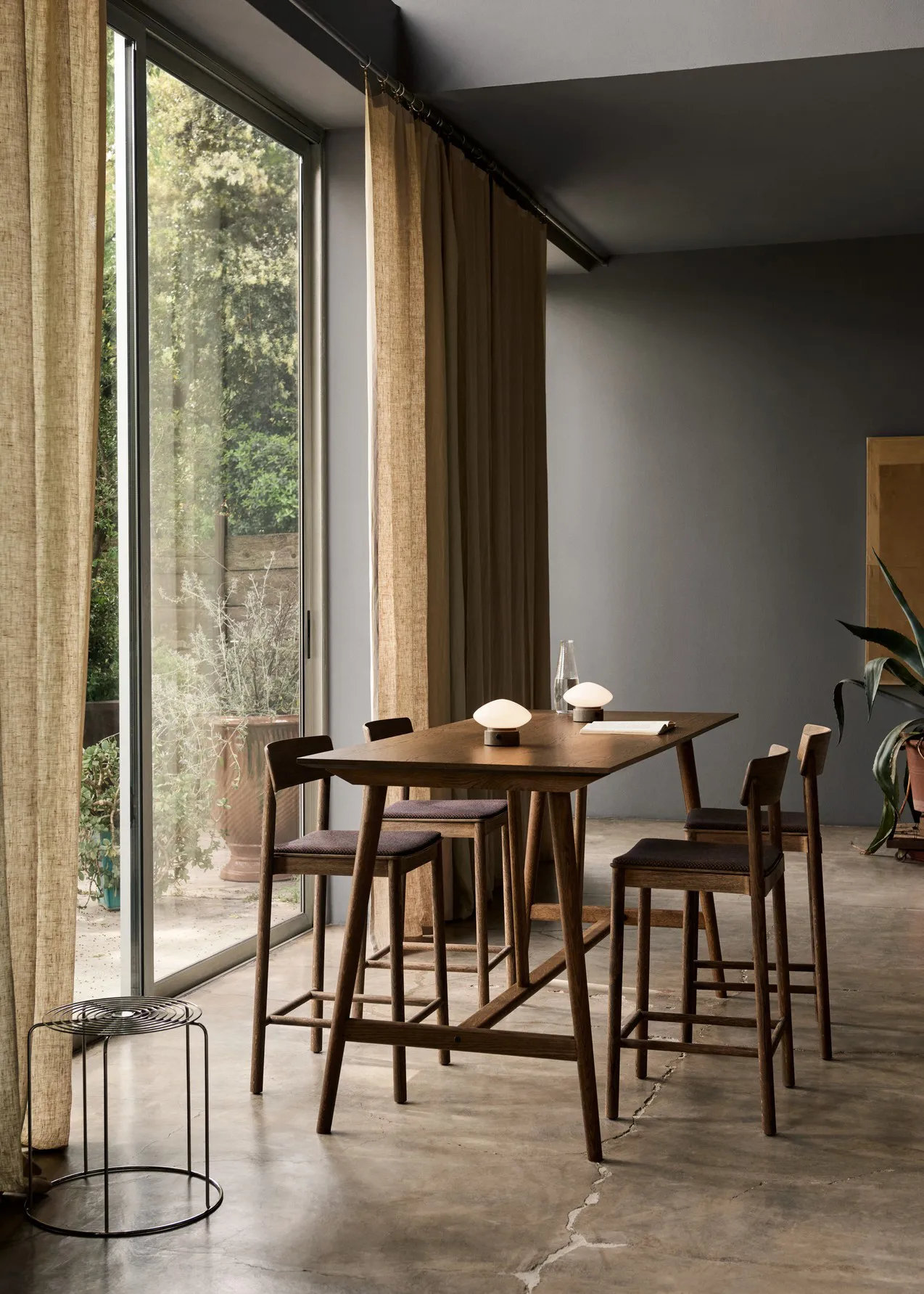 Mesa de bar In Between SK26 Counter Table 190x80x95 cm, Roble ahumado &Tradition