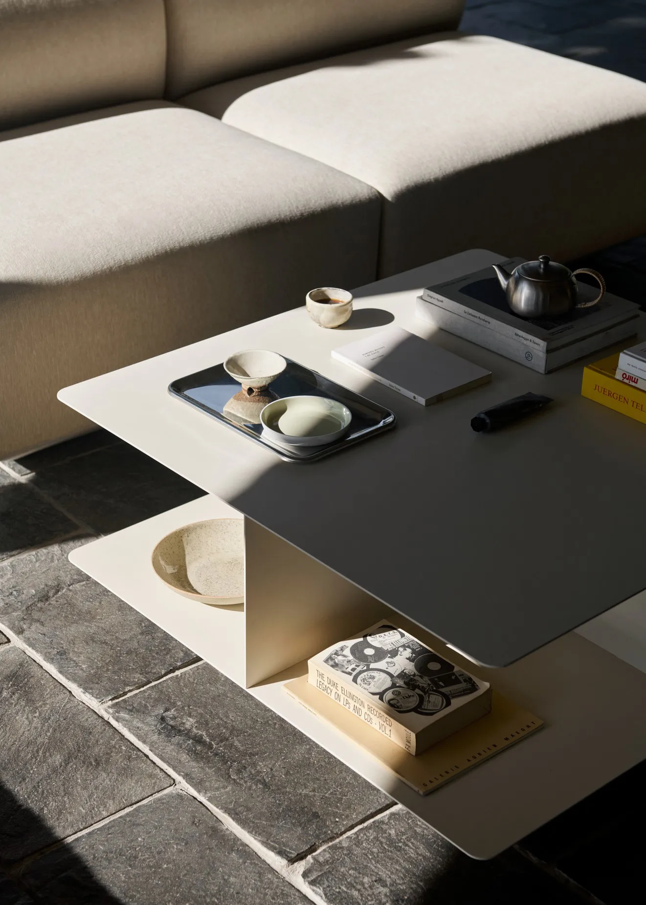 Mesa de centro Develius EV3, Steel ivory, Ø89 × 40 cm &Tradition