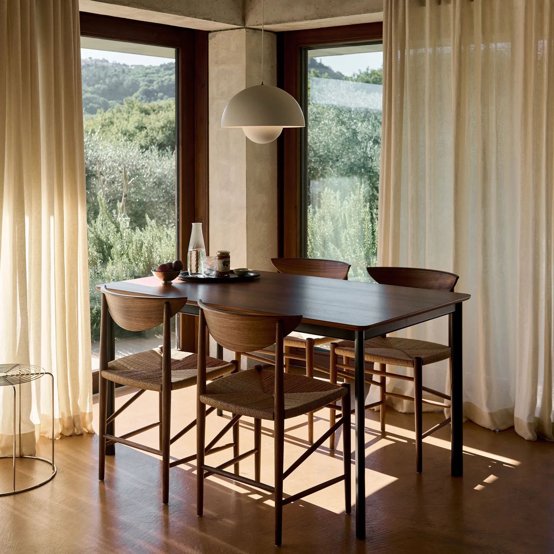 Mesa de comedor Drip HW115 83x143 cm, Black frame-clear lacq. walnut &Tradition