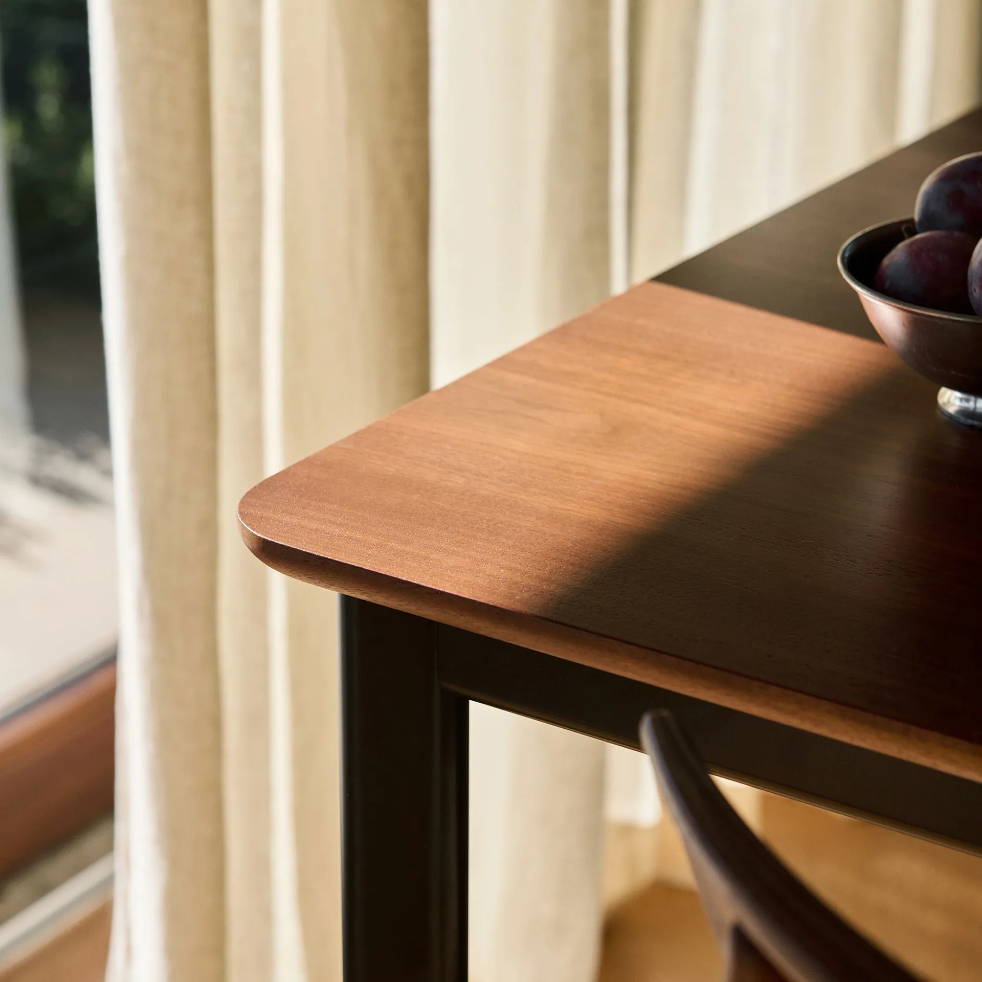 Mesa de comedor Drip HW116 83x193 cm, Black frame-clear lacq. walnut &Tradition