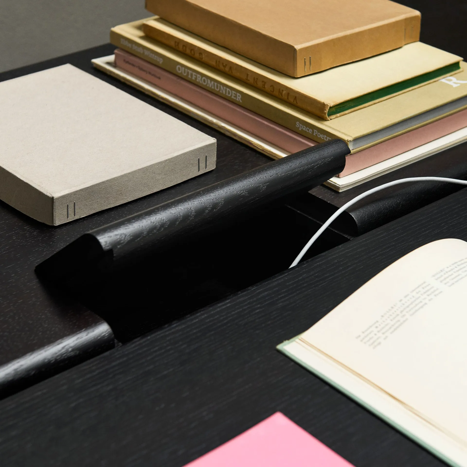 Mesa de comedor Ita OS1 con gestión de cables 95x200 cm, Dark stained oak &Tradition