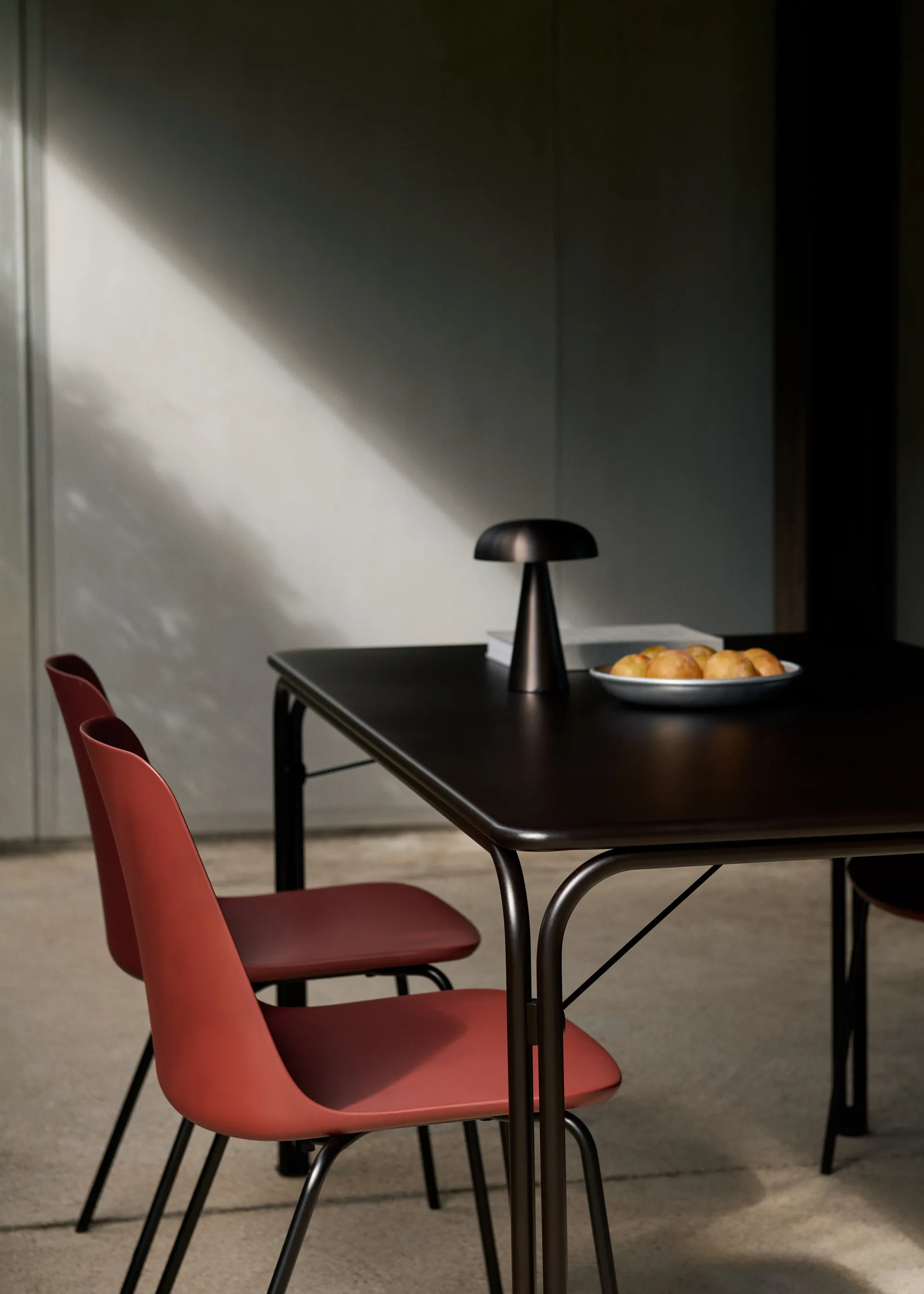 Mesa de comedor Thorvald SC113, Warm black, 160 cm &Tradition